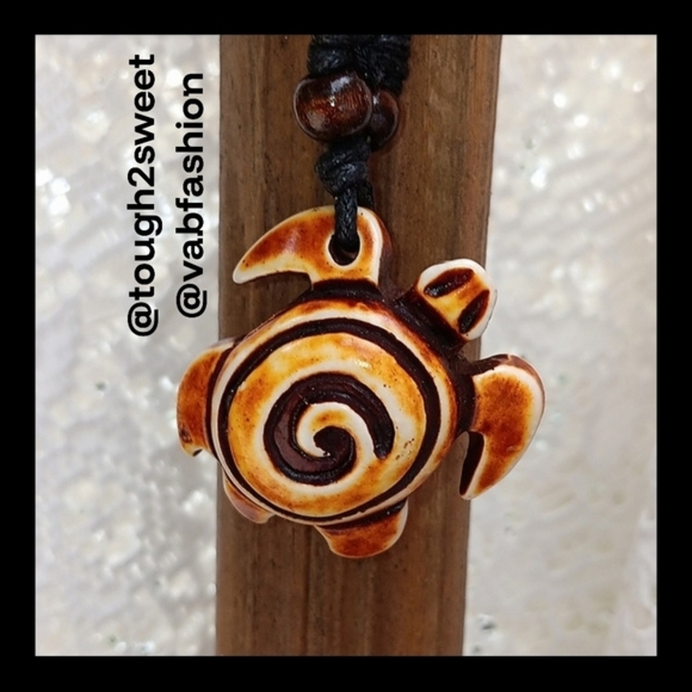 ARTISAN BOHO CARVED RESIN TURTLE ADJUSTABLE RESIN NECKLACE/GIFT BOXED (H)